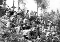 Kvarta velehradského gymnázia – v popředí o. Fr. Šilhan a vedle něj vlevo Jos. Hladiš