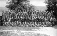 Velehradské gymnázium, celý ústav na konci šk. roku. Prof. sbor: mg. Hron, P. Ant. Zgarbík,  P. K. Ševela, P. Frant. Němec, P. K. Závadský, P. Leop. Škarek, P. Frant. Kubíček, P. Josef Vaněčka, mg. Vojt. Ondřej a C. Jos. Vagunda, 1947/8 