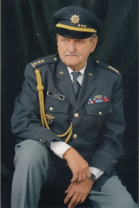Tatínek Jiří Bárta v uniformě