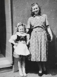 5-year old Václava Austová with her mum