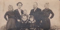 Marie Junková (první zleva) - maminka pamětníka s rodinou, 1921