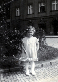 Milena as a bridesmaid in 1937