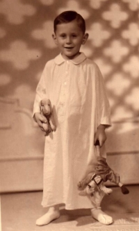 Bohdan Pivoňka jako malý chlapec s medvídkem na dobové fotografii