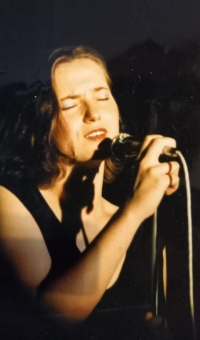 Michaela Antalíková na koncertě kapely Půlnoc, 1990