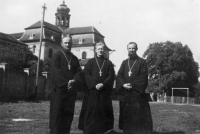 Zleva: P. Josef Vaněčka, P. Jan Krajcar, P. Jan Olšr, všichni východního obřadu, cca 1948-49