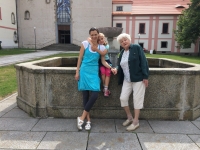 Svatava Němcová s vnučkou Alenou a pravnučkou, 2014
