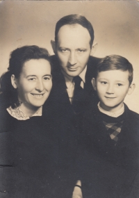 Rudolf Kolář s rodiči (1954)
