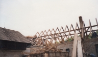 Počátek oprav statku Kolářových (1991)