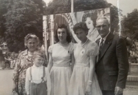 Rodinné foto cca 1956. Maminka, synovec (syn Květy), Irena, Hana, otec. 