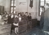 Deylova konzervatoř, návštěva Emila Zátopka, sestra Irena v první lavici v bílé zástěře.