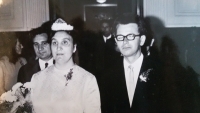 Svatba sestry Ireny, za ní bratr Josef, cca 1970