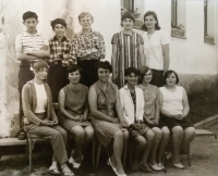 Anna, učitelka (uprostřed), s dětmi z 9. třídy v Záblatí v jižních Čechách (cca 1968-1969).