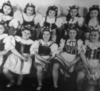 Dívky z baletní školy Marty Aubrechtové, vystoupení Polka českým děvám. Za války. Anna nahoře druhá zleva.