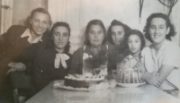 Maminka slaví padesátiny. Zleva: švagrová Irma, Irena, maminka, Anna, Hana, Květa