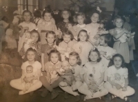 Děti z mateřské školy za války. Vpravo dole sestra Irenka. 