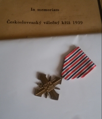 Československý válečný kříž z r. 1939 udělený in memoriam Františku Kosíkovi