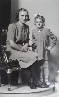 S maminkou Jiřinou Kosíkovou, 1946