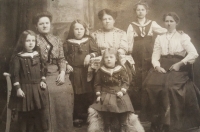 Babička s dcerami a mezi nimi teta Anežka (nar. 1901)