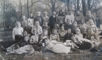 Ženy, které hrabaly listí ve Stromovce cca 1928 - 1930