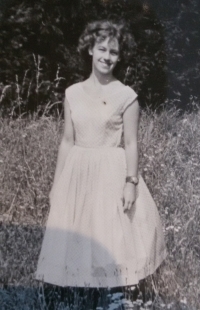 Eliška v Gottwaldově na louce v roce 1958