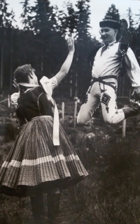 Profesionální fotka - reportáž z vystoupení uměleckého souboru na hranicích u nějakého vojenského útvaru, Eliška Podsklanová