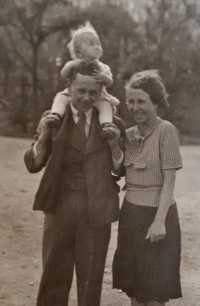 Eliška with her parents