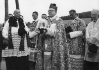 Mons. František Cinek s lebkou sv. Vojtěcha při jejím předávání dál po cestě republikou. Za ním P. Karel Závadský a nalevo od mons. Cinka  pravděpodobně C. Ludvík Armbrustr