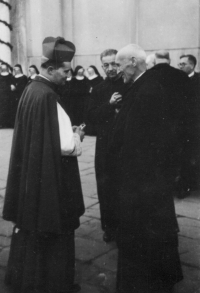 Shromáždění biskupů na Velehradě, P. L. Škarek a P. K. Závadský rozmlouvají s biskupem Hlouchem, 1949