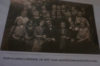 Rodinná oslava v Libichově, vzadu uprostřed jedenáctiletý Mirek Kredba, 1925