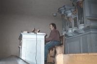Bohdan Pivoňka při hře na kostelní varhany
