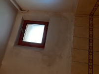 Okno v koupelně, skrýši pro partyzány