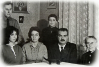 Bohdan Pivoňka se svou budoucí ženou a její rodinou 