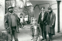 S rodinou na Malé Straně, 80. léta