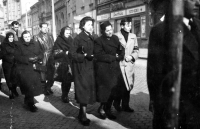 Antonín Brázdil (vpravo ve světlém kabátě) a jeho rodina na pohřbu otce Antonína Brázdila, Nový Jičín, 1960