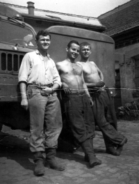 Antonín Brázdil (uprostřed) na vojně, Brno, kolem roku 1962