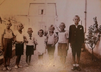Parta dětí ze Štěpánova, která se scházela každý den na ulici před domem, kde pamětník tehdy žil, Štěpánov, cca 1930