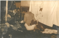 Divadelní soubor Hurvínkova koloběžka na tajném rockovém festivalu na Bílkově statku v Oskavě, v němž vystupoval i Jaroslav Hýbner, podzim 1985 