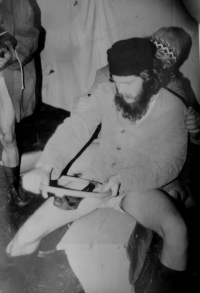 Divadelní soubor Hurvínkova koloběžka na tajném rockovém festivalu na Bílkově statku v Oskavě, v němž vystupoval i Jaroslav Hýbner, podzim 1985 