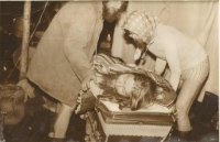 Divadelní soubor Hurvínkova koloběžka na tajném rockovém festivalu na Bílkově statku v Oskavě, v němž vystupoval i Jaroslav Hýbner, podzim 1985