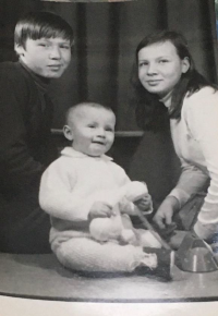 With his siblings in 1968