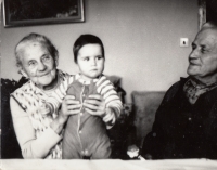 Svatava Němcová - rodiče Marie a Jindřich Čunátovi s vnučkou, 1986