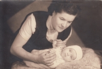 Svatava Němcová - s dcerou Svatavou, 1954