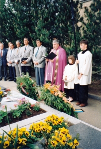 Důstojný pohřeb čtrnácti zavražděných občanů Tušti v rakouském Gmündu (1993)