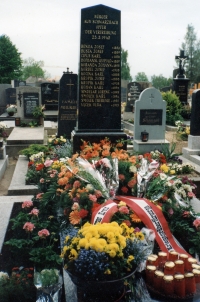 Hrob čtrnácti zavražděných občanů Tušti v rakouském Gmündu (1993), zastupitelstvo obce Suchdol nad Lužnicí v roce 1993 odmítlo poskytnout zavražděným prostor pro hrob na suchdolském hřbitově