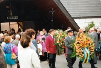 Důstojný pohřeb čtrnácti zavražděných občanů Tušti v rakouském Gmündu (1993)

