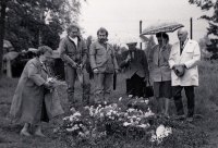 První organizované setkání pozůstalých u hromadného hrobu v Tušti (1991)