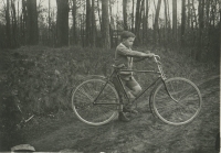 Jan Iserle s jízdním kolem