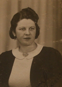 Maminka pamětníka, 1941