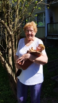 Marianna Pevná se svou dětskou panenkou s níž v květnu 1945 stála na kraji silnice a kolem létaly kulky z útočícího sovětského letounu