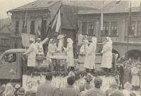 Manželka Marie na 1. máje 1961 v Jablonném nad Orlicí